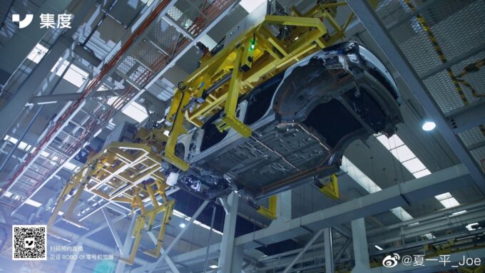 10月17日，集度首台汽车机器人流试制样车下线，迈向量产化
