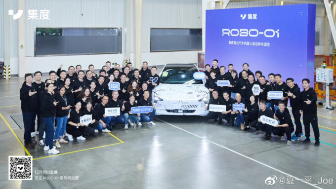 10月17日，集度首台汽车机器人流试制样车下线，迈向量产化