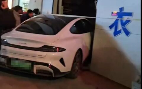 小米汽车冲向寿衣店，“并未减速”，27岁车主很懵